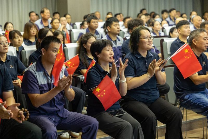 卓一牧業(yè)組織觀看抗戰(zhàn)勝利80周年大閱兵儀式